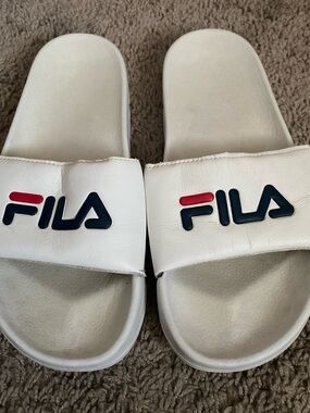 Fila White Slide Sandals with Navy and Red Logo SZ 5.5 M/ 7.5 W